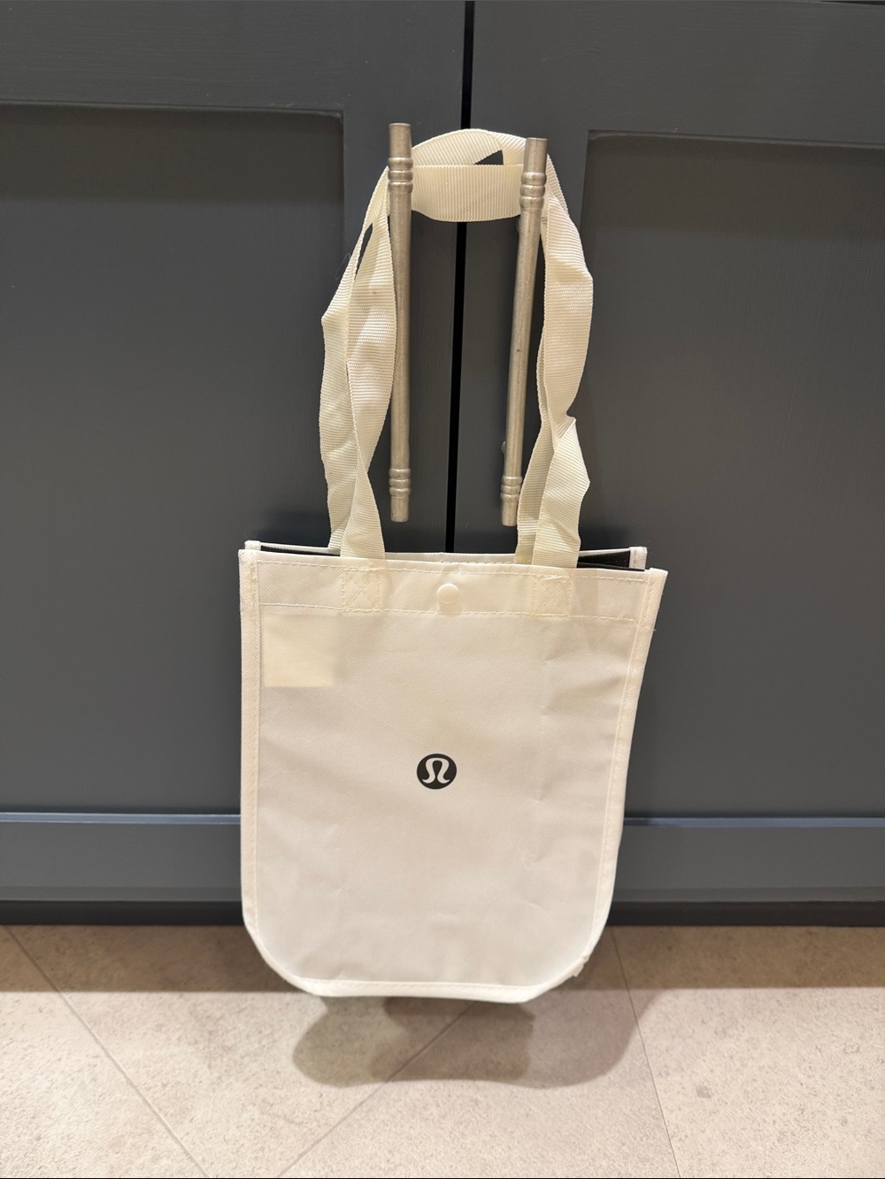 NEW🤩LULULEMON SMALL WHITE & BLACK REUSABLE TOTE BAG WITH HANDLES & SNAP CLOSURE